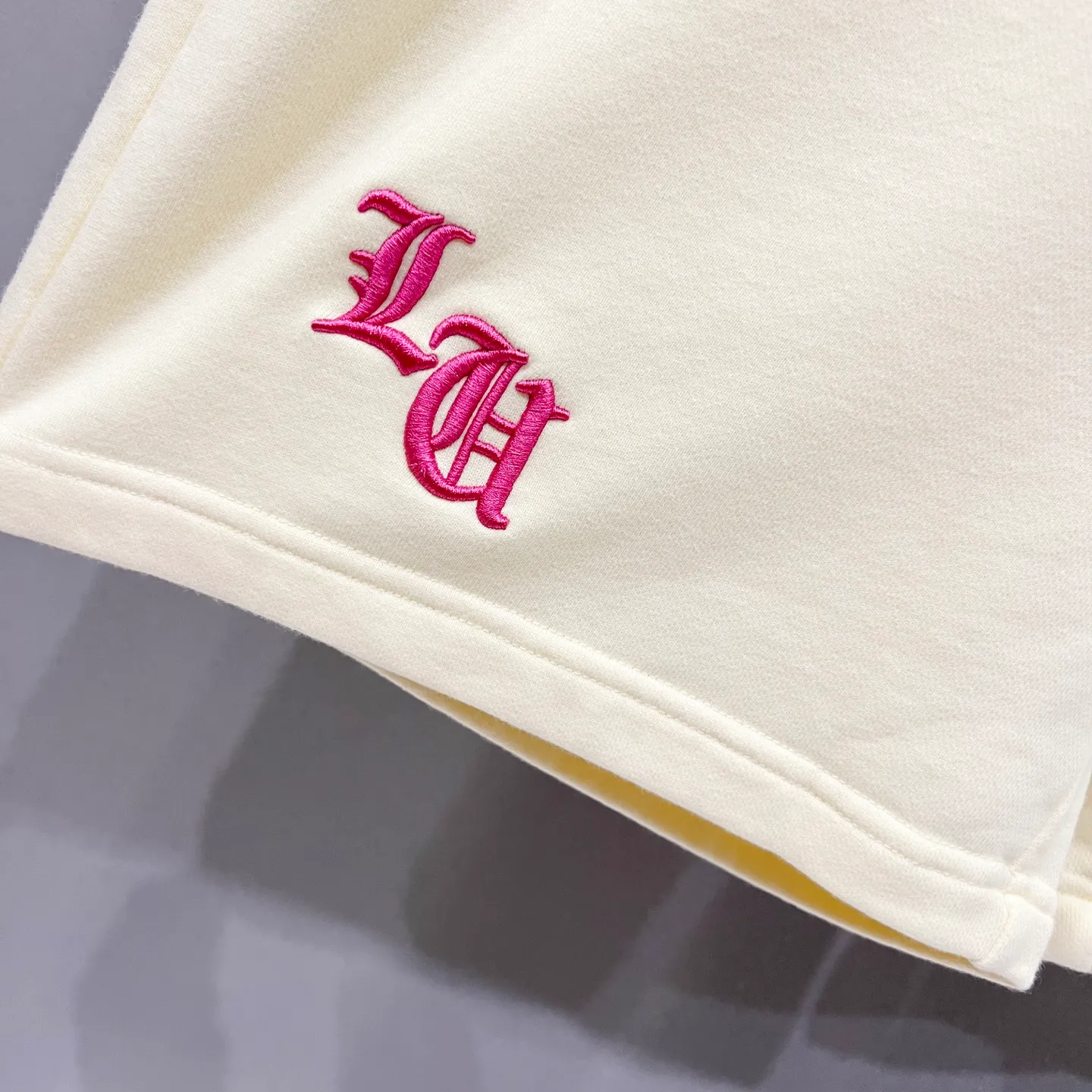 P190 chrome hearts/Chrome hearts pure cotton terry fabric shorts, three-dimensional Sanskrit cross hardware embroidery🪡LOGO logo, official synchronization, high version, high quality, fashionable personality, versatile trend, pure original quality, original fabric, tag, collar label, washed wheat, complete three standards, color: black, white, apricot. Size: S-XL